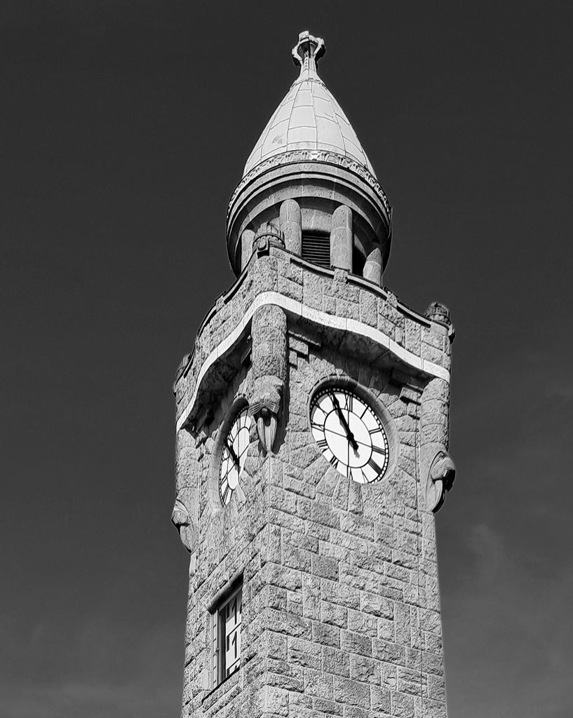 Der Pegelturm St. Pauli-Landungsbrücken in Hamburg im Jahr 1917 um kurz vor Fünf