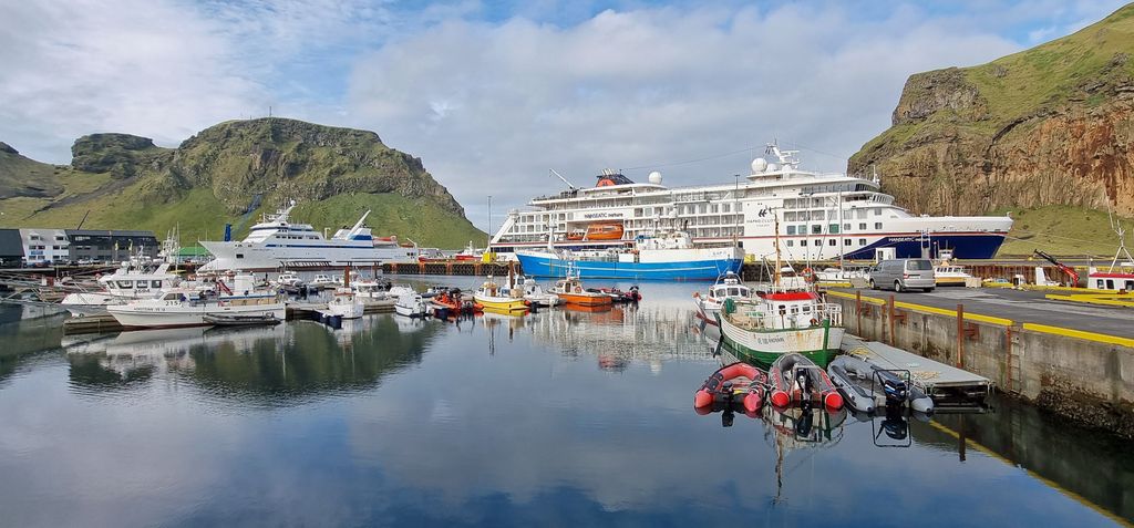 Die MS HANSEATIC nature im Hafen von Heimaey