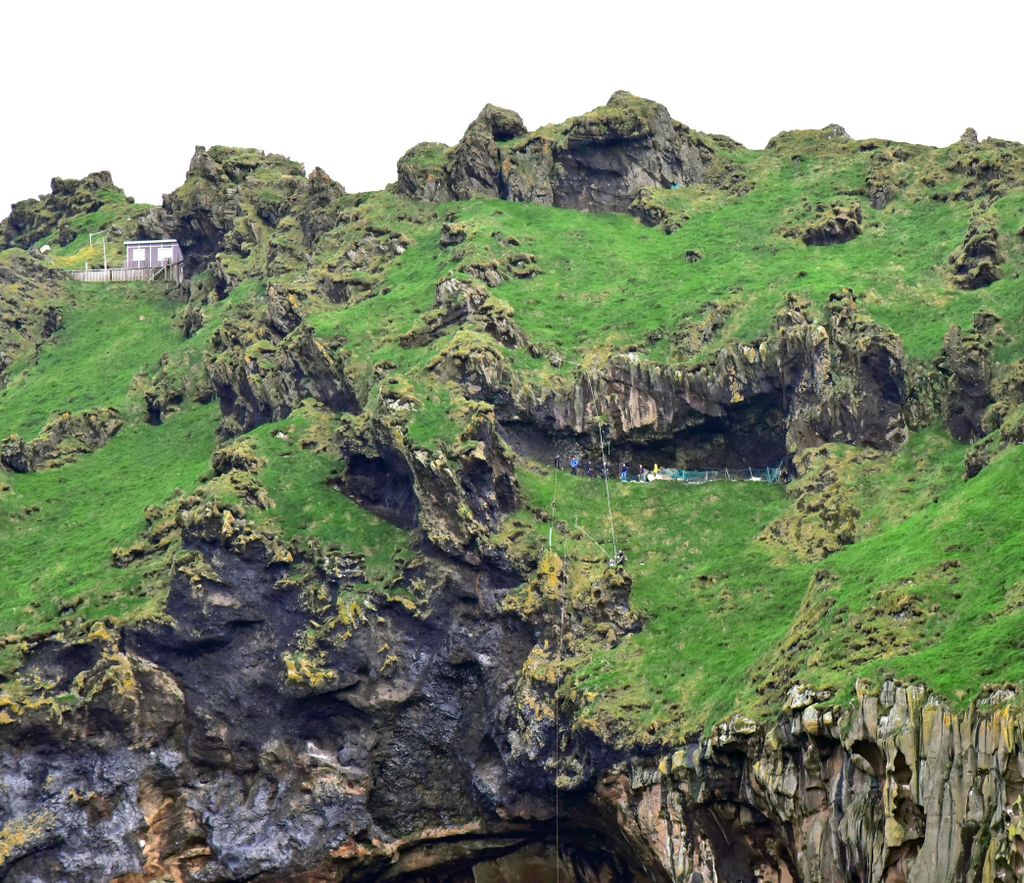 Vogel-Beobachter über der Höhle Klettshellir