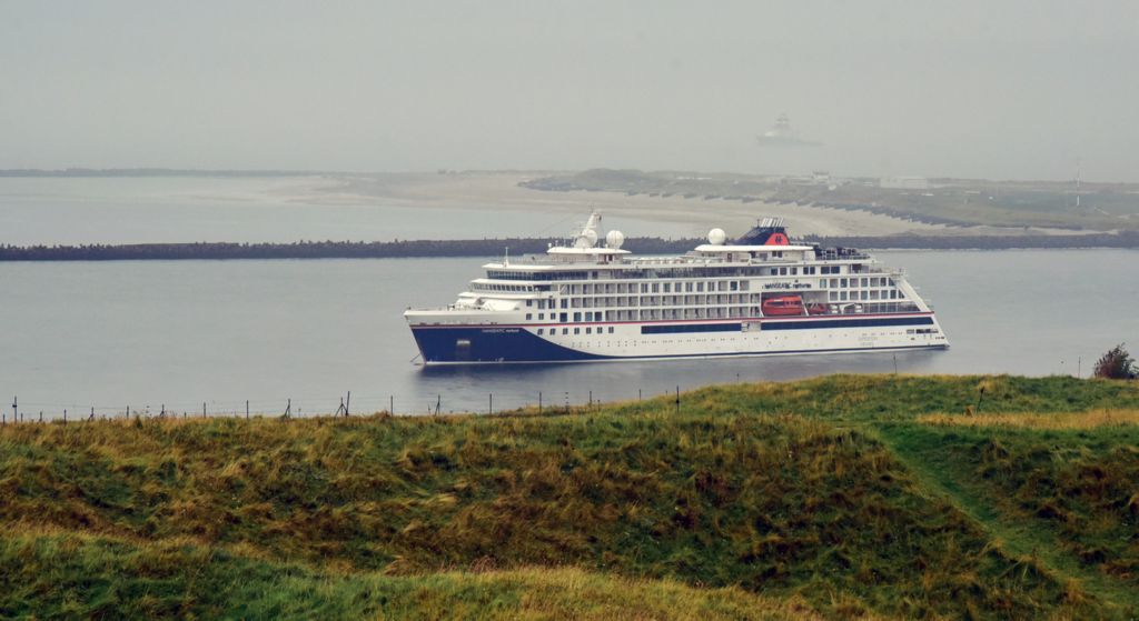 Die HANSEATIC nature nahe Helgoland