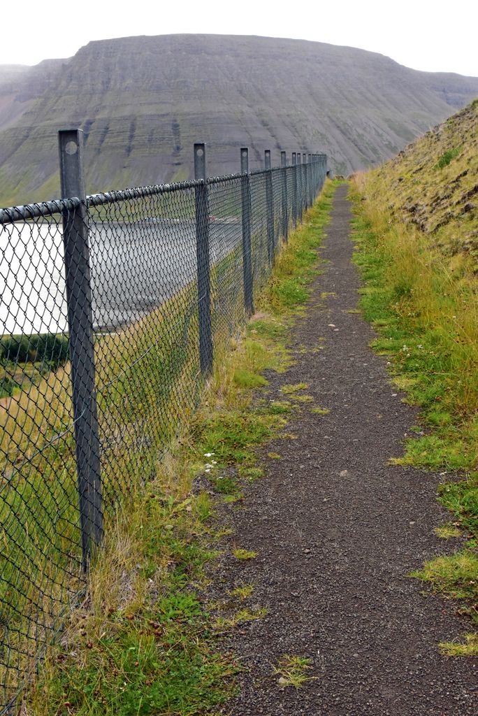 Unterwegs auf einem Schutzwall in Ísafjörður