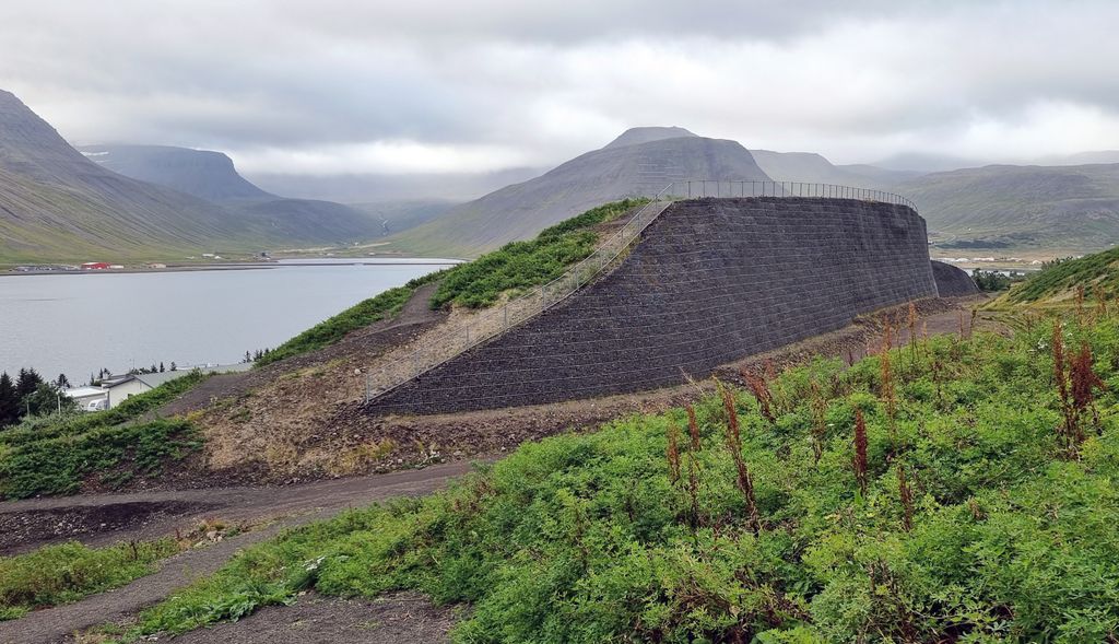 Ein Schutzwall in Ísafjörður