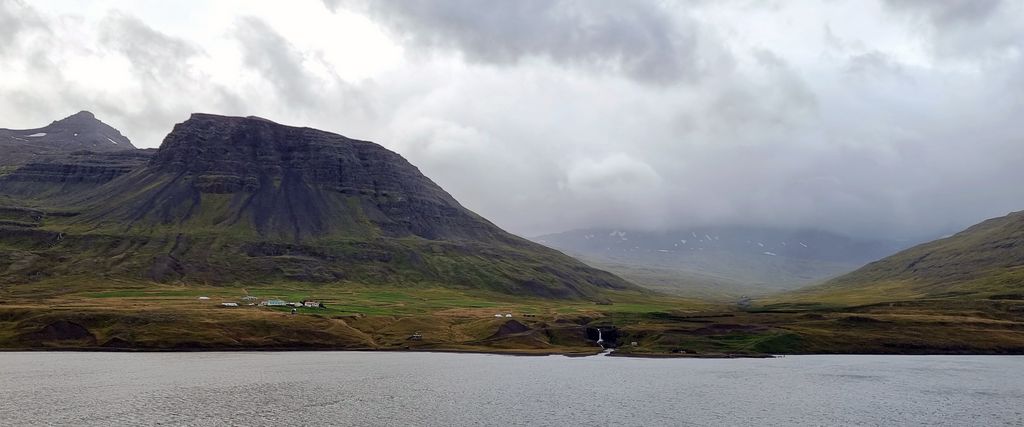 Blick auf Seyðisfjörður (Fjord)