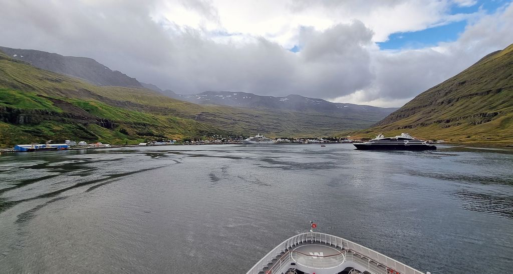 Einfahrt der MS HANSEATIC nature in Seyðisfjörður (Stadt)