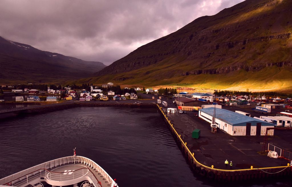 Einfahrt der MS HANSEATIC nature in Seyðisfjörður (Stadt)