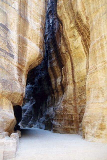 Schlucht auf dem Weg zu den Tempeln Petras