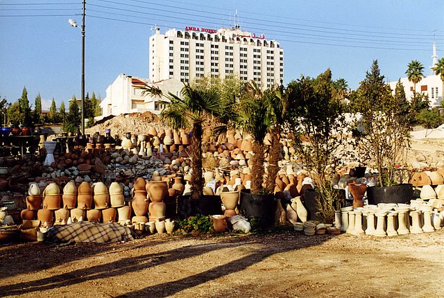 Blick auf Hotel und Shop