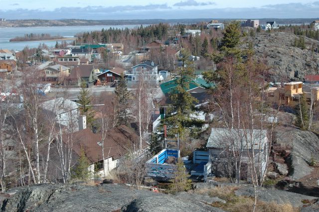 Blick auf ein Vorort von Yellowknife