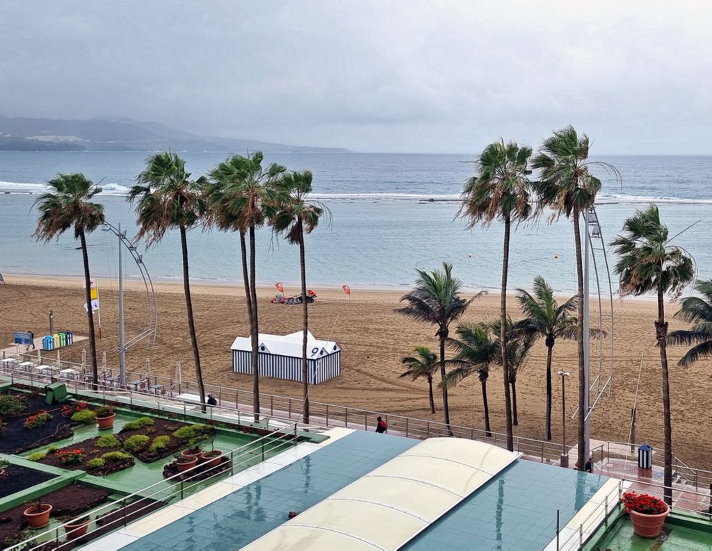 Blick auf den Stadtstrand Playa de las Canteras in Las Palmas