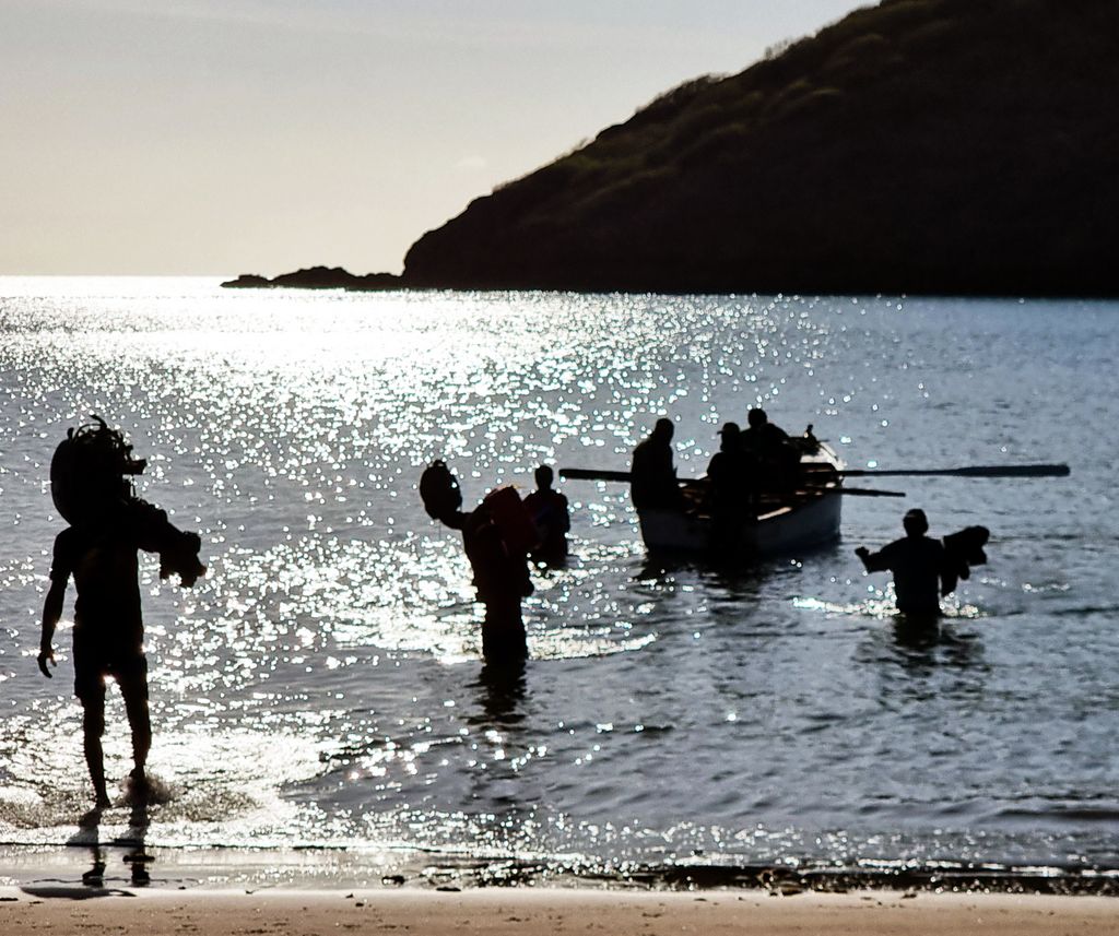 Fischer im Gegenlicht an einem Strand auf Santiago, Kapverden