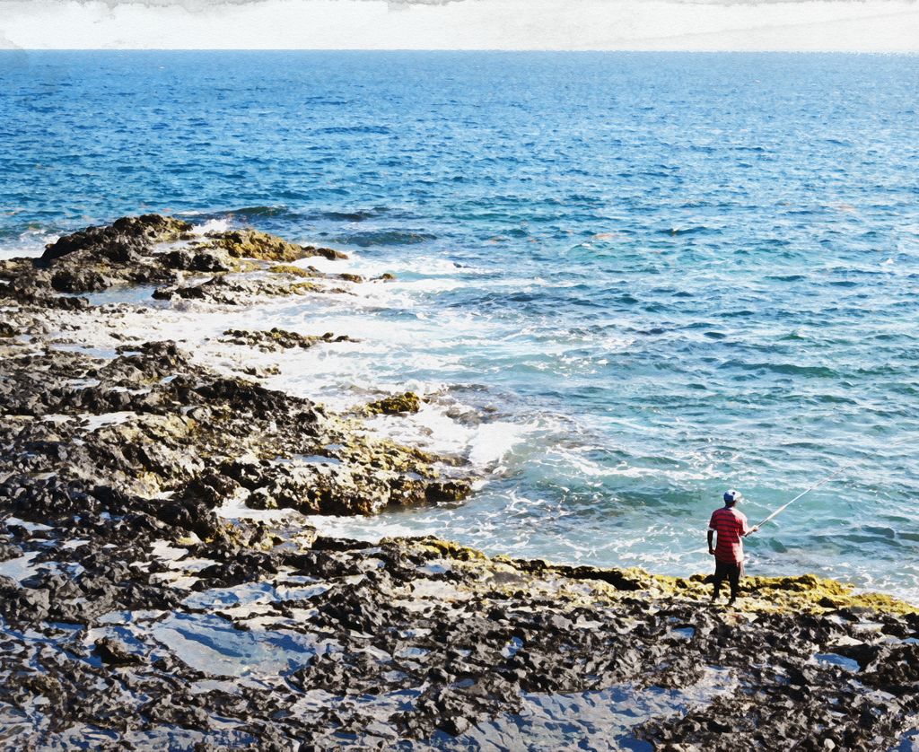 Ein Angler an einem Strand auf Santiago, Kapverden