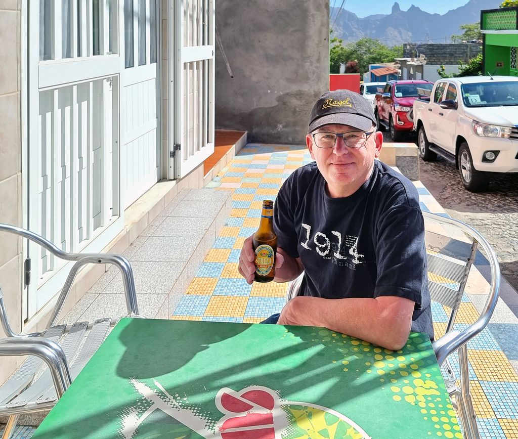 Zinnis Inselbier im Dorf Lagedos auf Santo Antão, Kapverden