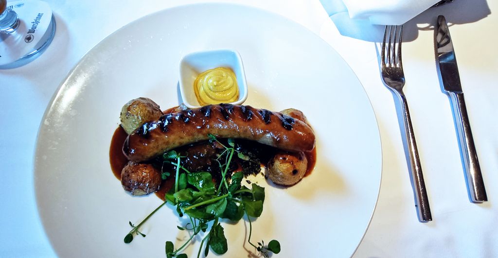 Eine Wildschweinbratwurst auf der MS Swiss Ruby