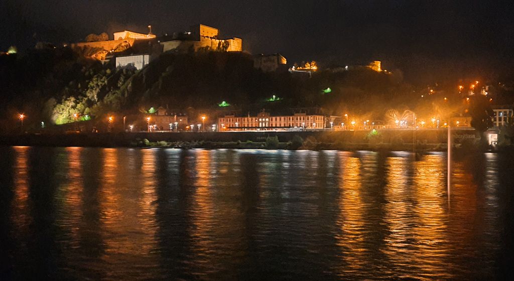 Blick auf das abendliche Koblenz und die Festung Ehrenbreitstein
