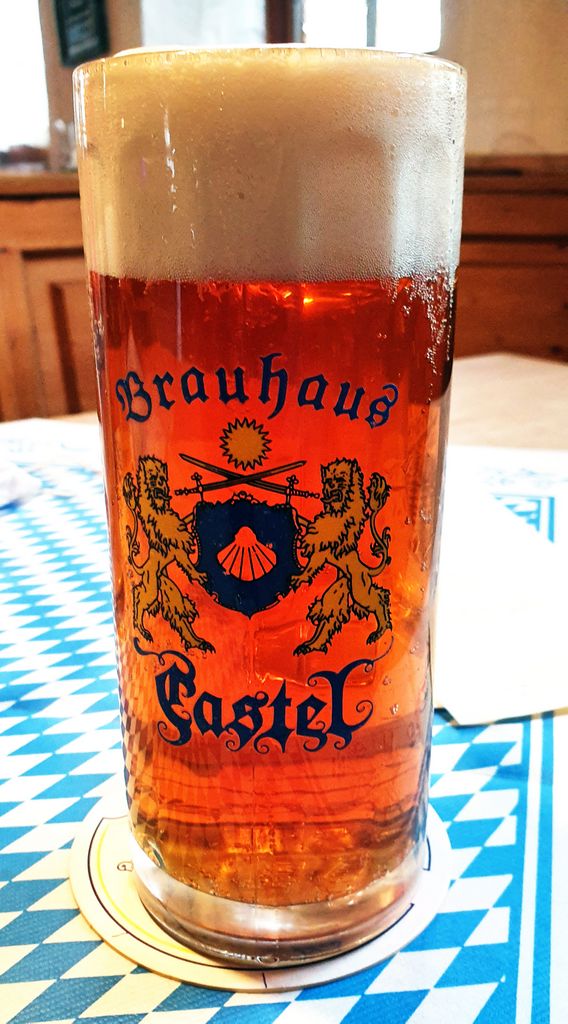 Ein Bier im Brauhaus Castel