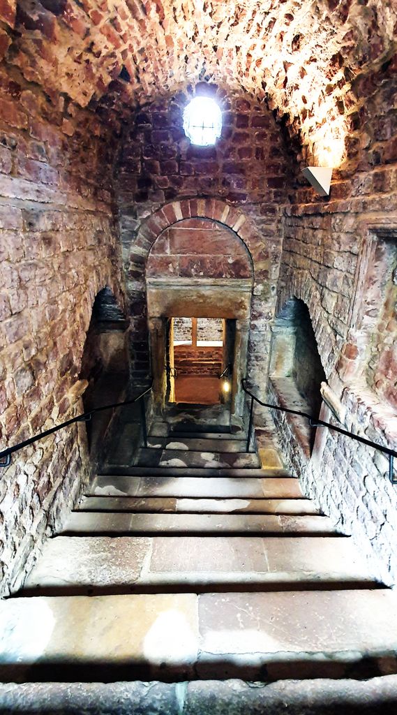 Treppen zum Badeschacht des Ritualbads im Judenhof in Speyer
