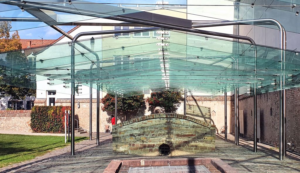 Das Glasdach des Ritualbads im Judenhof in Speyer