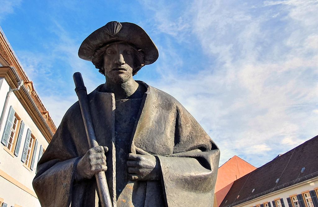 Die Statue des Jakobspilgers in Speyer