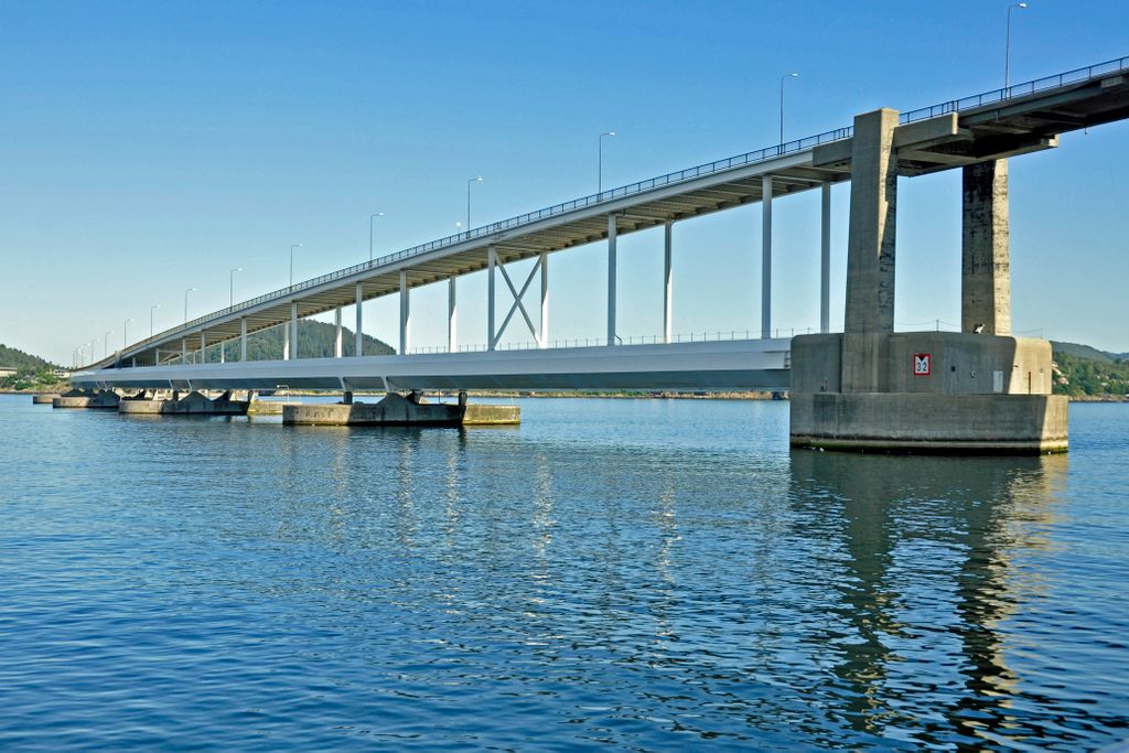 Die Nordhordland-Brücke, eine freischwimmende Pontonbrücke / Norwegen
