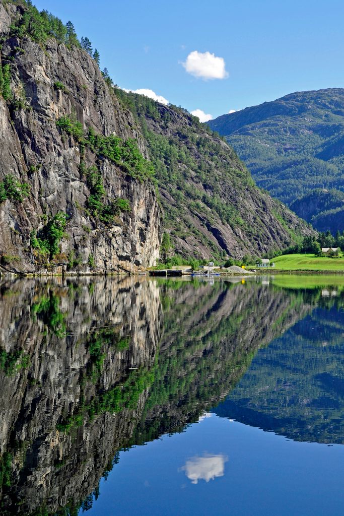 Spiegelungen im Osterfjord / Norwegen