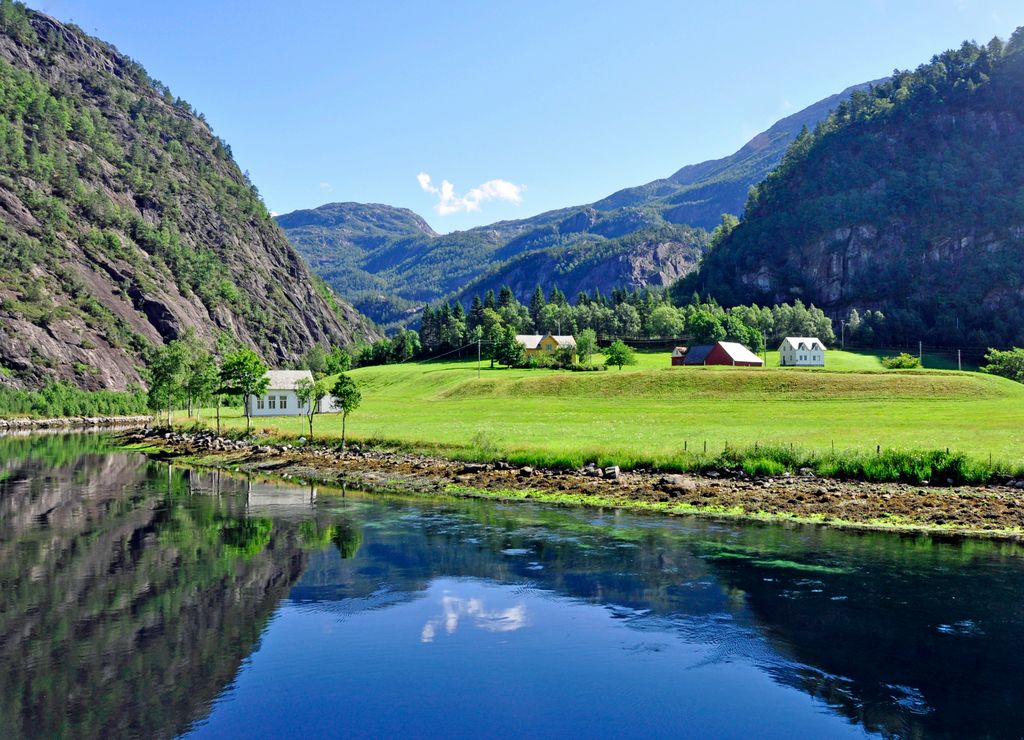 Spiegelungen im Osterfjord / Norwegen