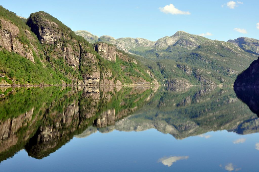 Spiegelungen im Osterfjord / Norwegen