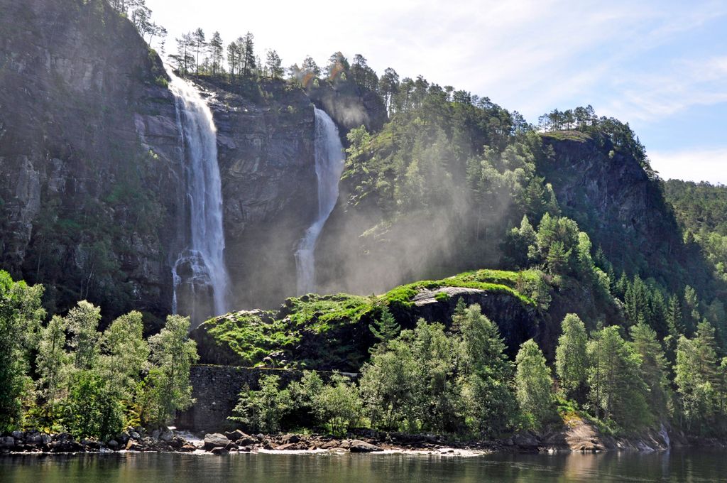 Ein Wasserfall im Osterfjord / Norwegen