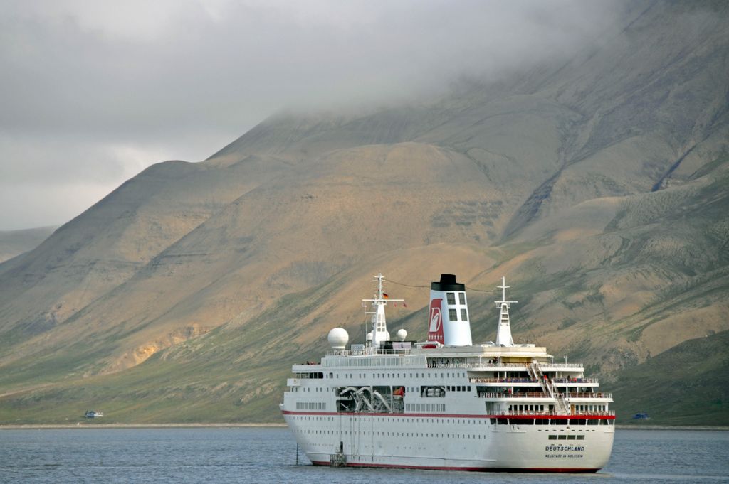 Die MS Deutschland im Adventfjorden / Spitzbergen