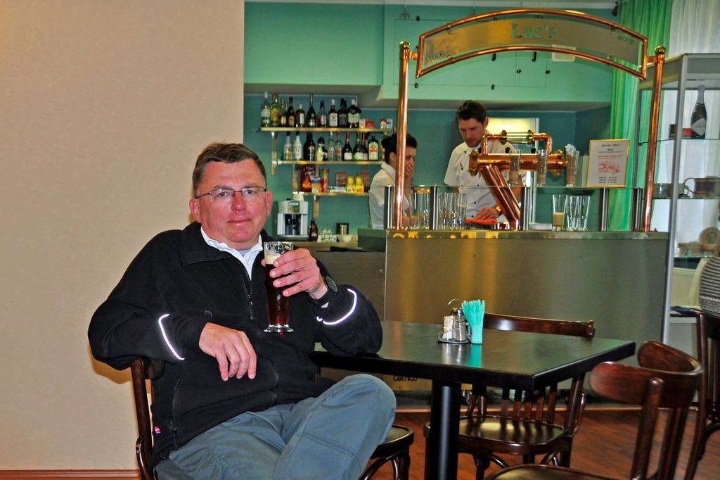 Zinni trinkt ein Bier in der nördlichsten Brauerei der Welt (Barentsburg / Spitzbergen)