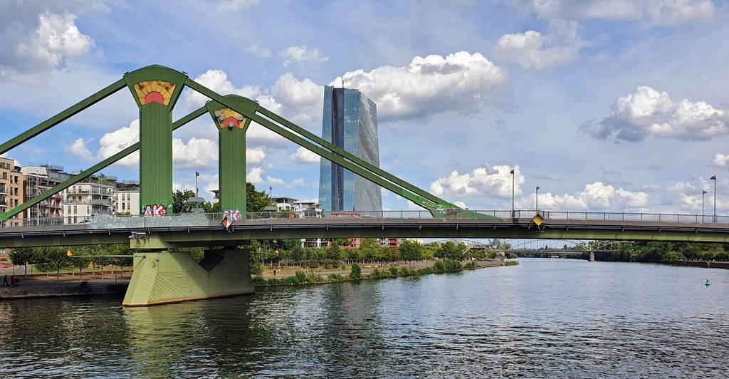 Die Flößer-Brücke und der Skytower in Frankfurt am Main