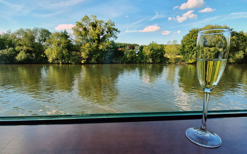 Blick auf den Main mit einem Gläschen Sekt