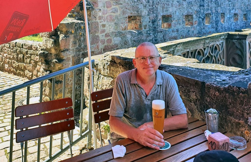 Zinni trinkt ein Bier auf der Burg in Wertheim