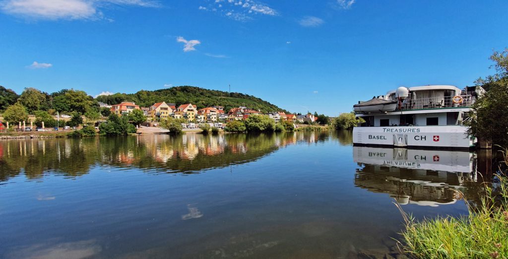 Blick auf Kreuzwertheim und die MS Treasures