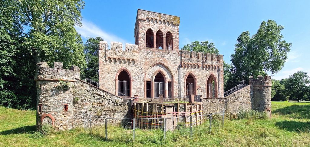 Die Mosburg im Biebricher Schlosspark in Wiesbaden