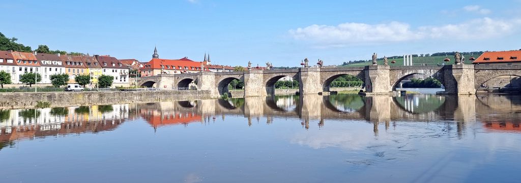 Die Alte Mainbrücke in Würzburg am Morgen