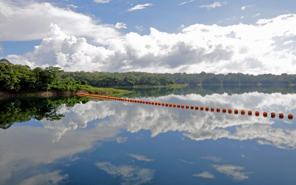 Ein Stausee vom Panama Kanal