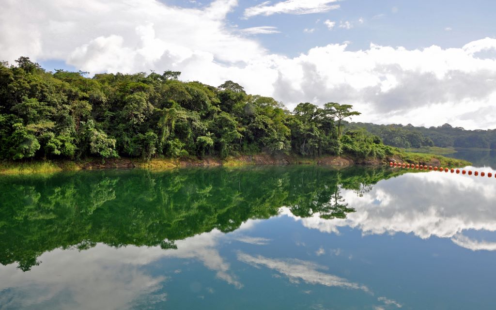 Ein Stausee vom Panama Kanal