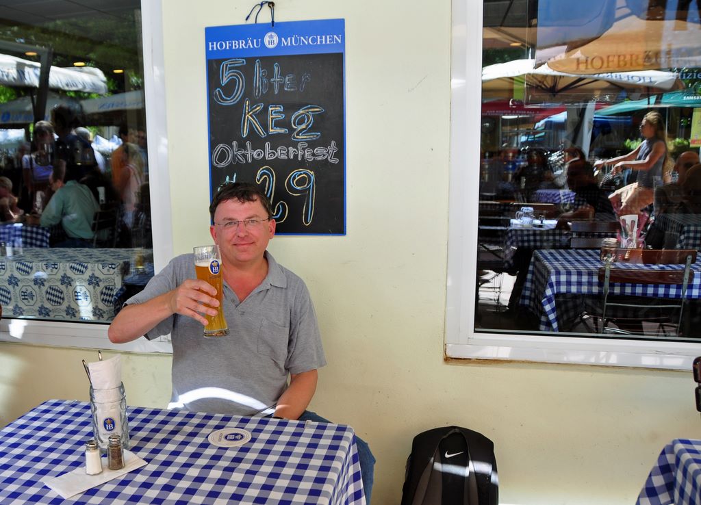 Zinni im Hofbräuhaus von Miami Beach