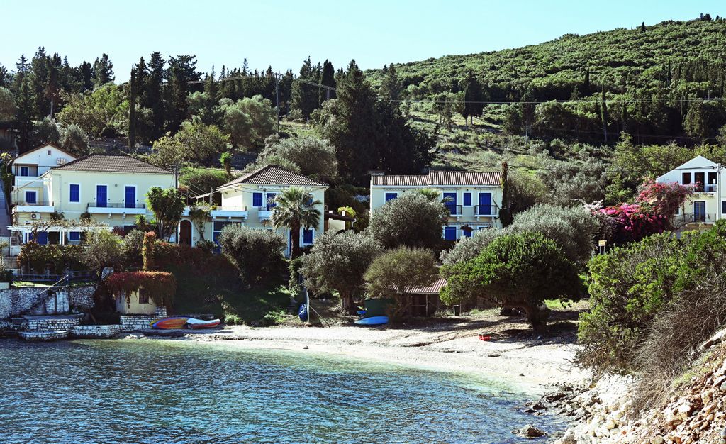 Ein kleiner Strand in Fiskardo auf Kefalonia