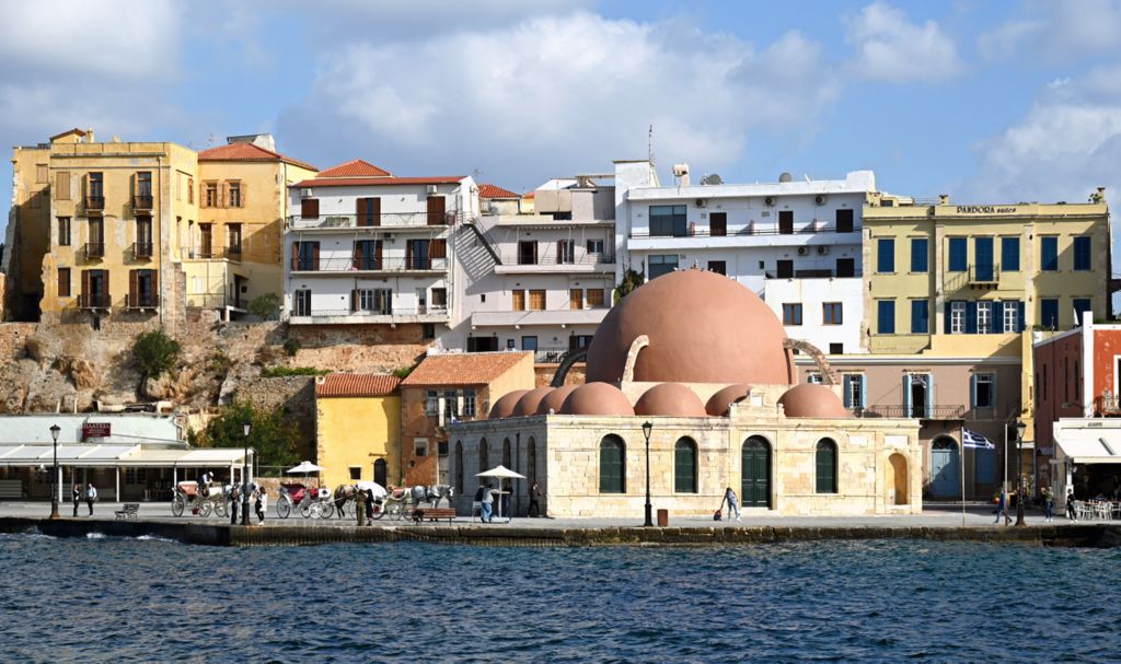 Die Hasan-Pascha-Moschee im alten Hafen von Chania