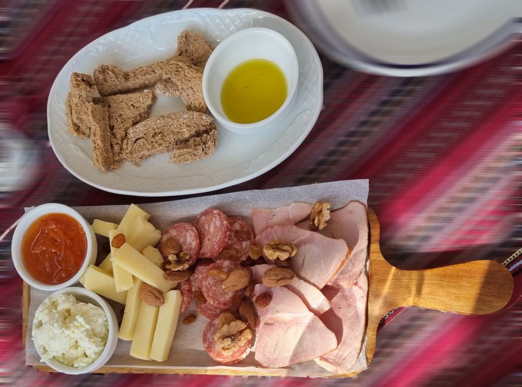 Snacks zur Weinprobe in der Manousakis Winery auf Kreta