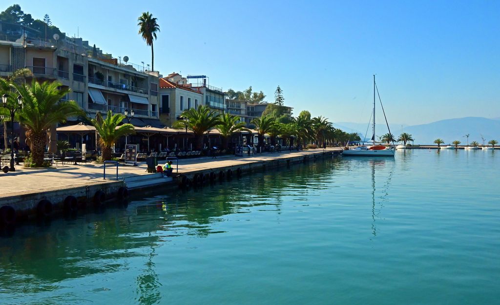 Eine Strandpromenade in Nafplio