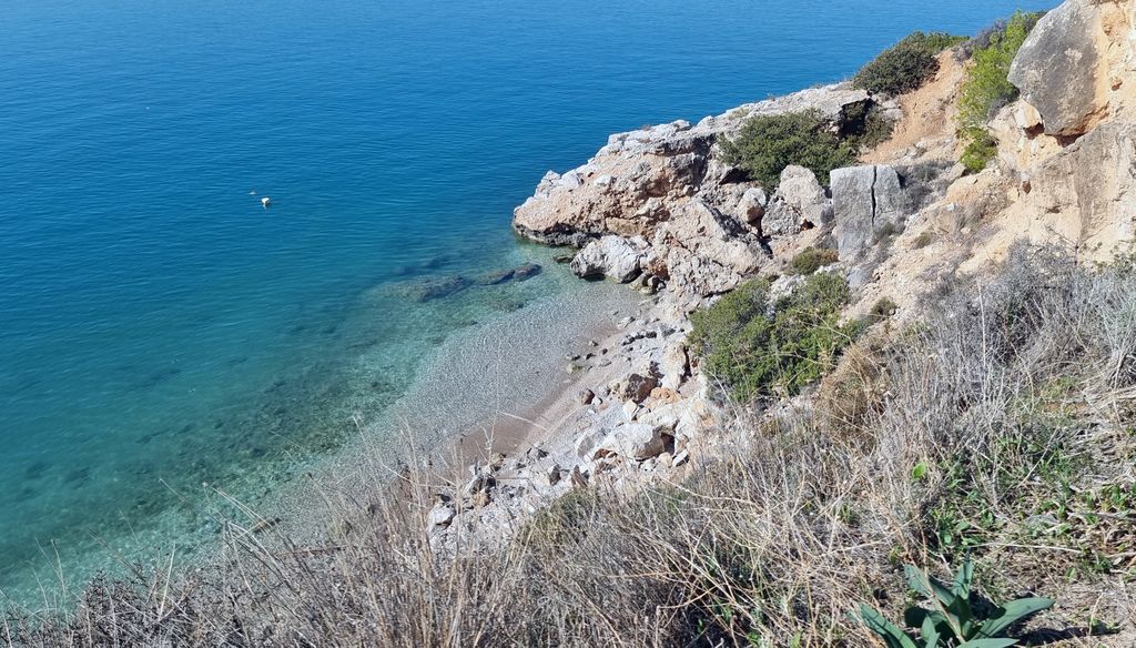 Ein kleiner Strand an der Küste von Nafplio