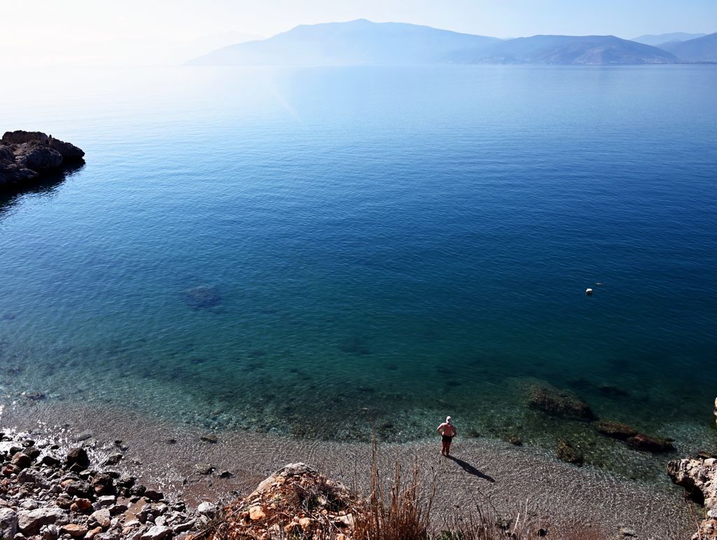 Ein Badender im Neraki-Strand in der Nähe von Nafplio