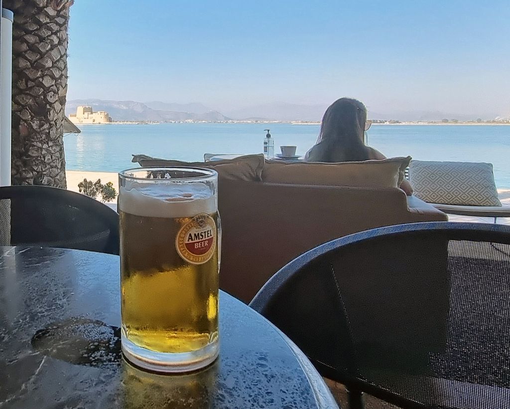 Bier in Nafplio mit Aussicht