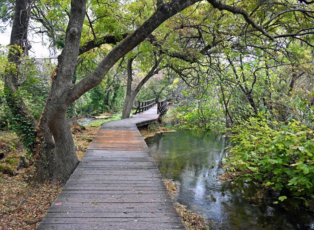 Wanderpfad bei den Krka-Wasserfällen in Kroatien im Herbst 2022