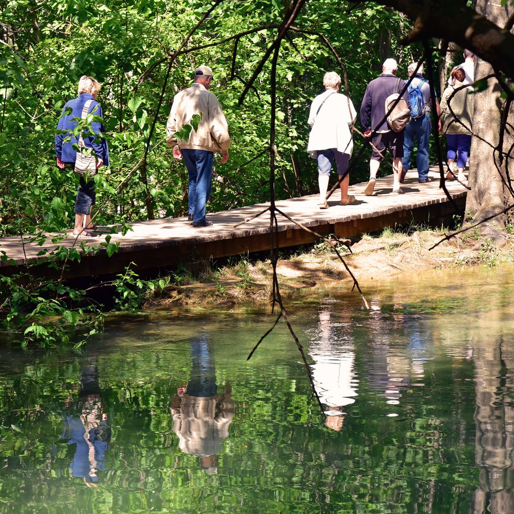 Wanderpfad bei den Krka-Wasserfällen in Kroatien im Sommer 2019