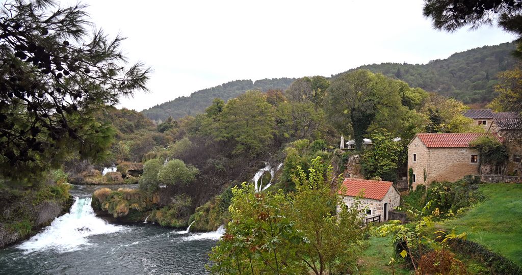 Einer der großen Krka-Wasserfälle in Kroatien