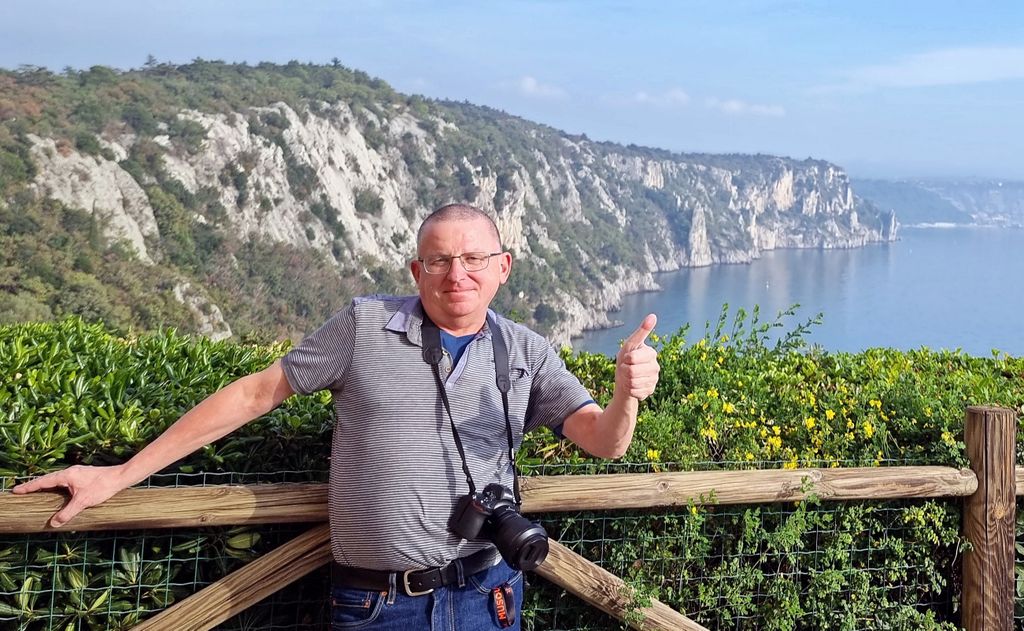 Komische Gestalt in der Nähe vom Schloss Duino in Duino-Aurisina