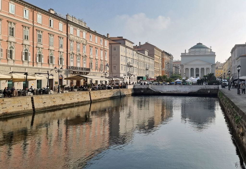 Die katholische Kirche Sant′Antonio Taumaturgo am Canal Grande in Triest